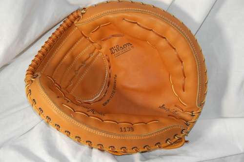 Wilson 1139 Large Knuckle Ball Catchers Mitt Front